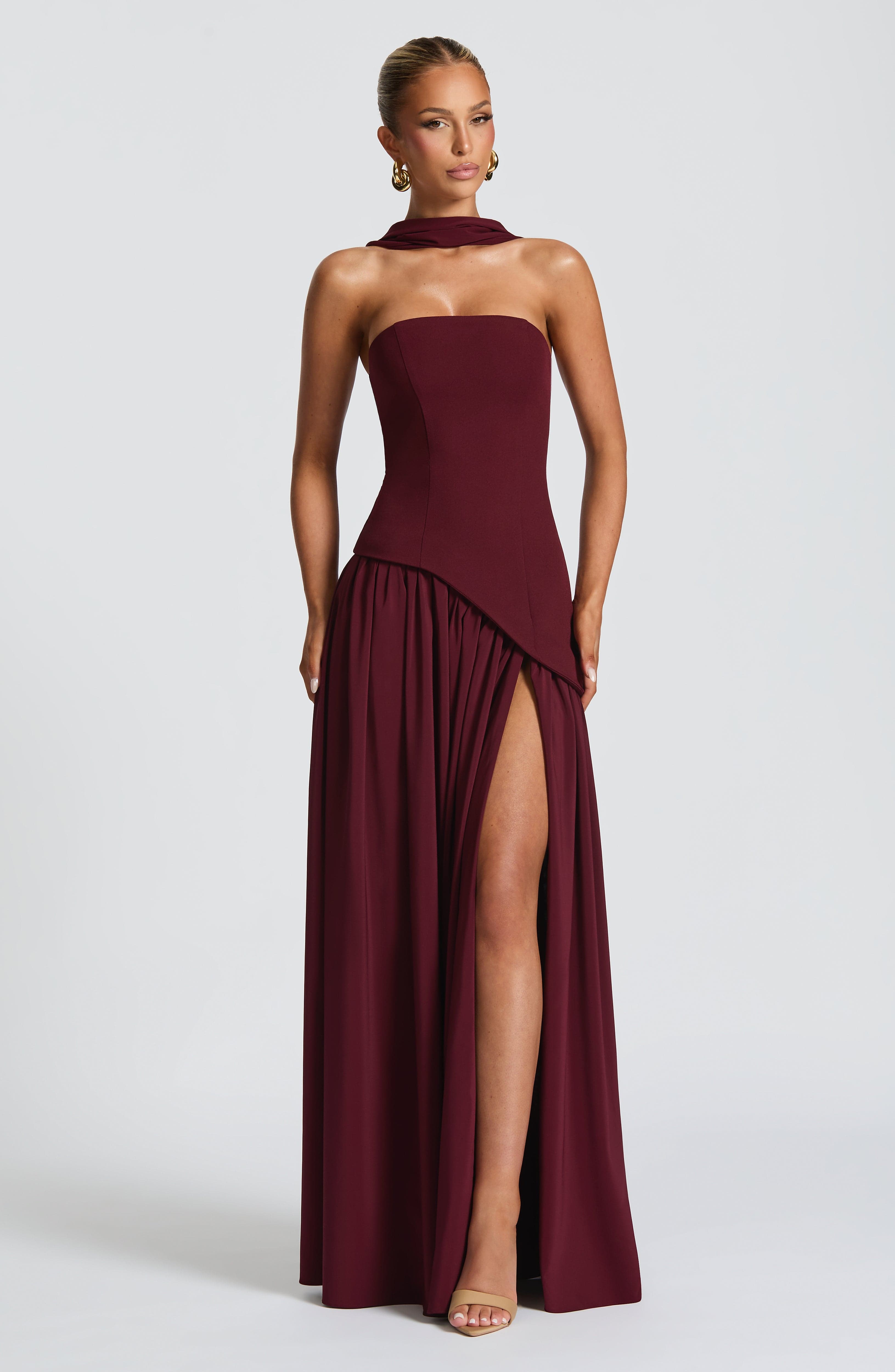 Elara™ | Abito Maxi Scultoreo con Scollo Halter e Spacco Profondo