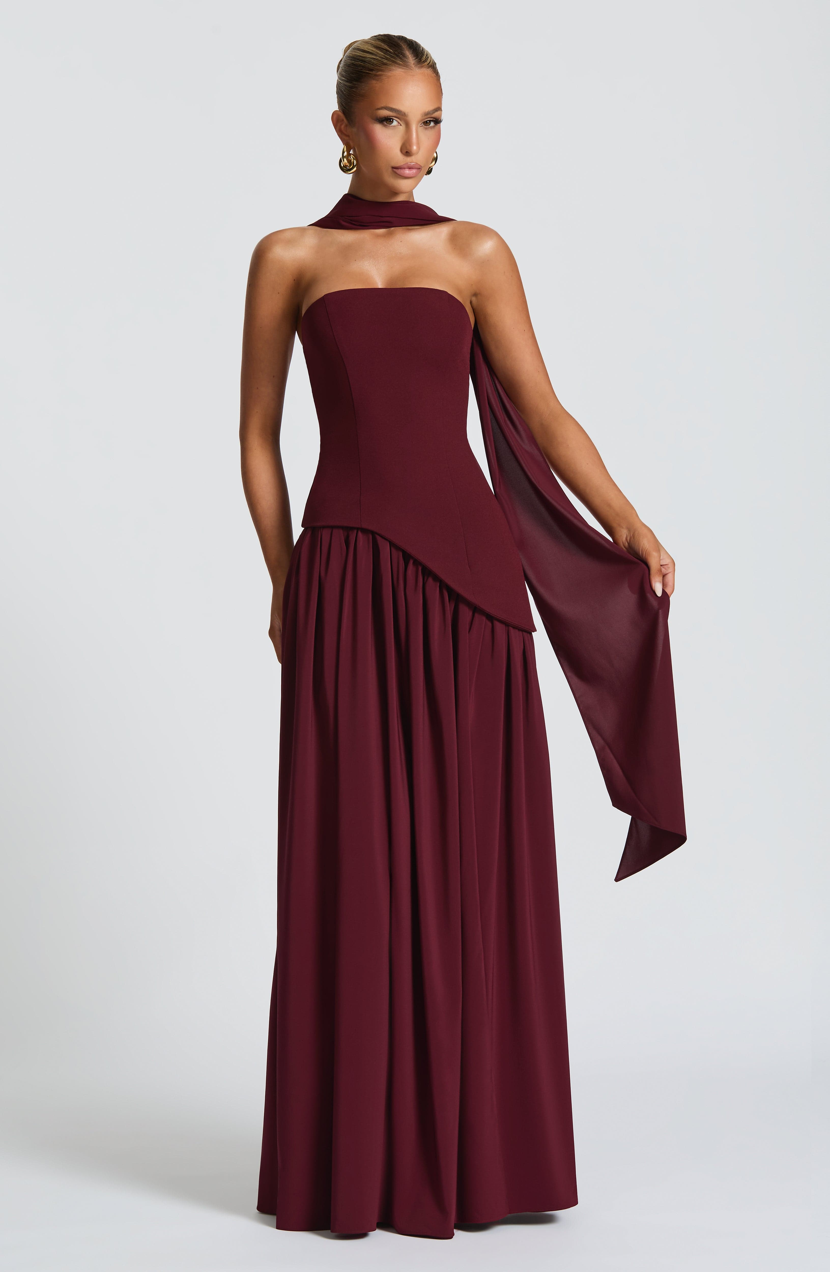 Elara™ | Abito Maxi Scultoreo con Scollo Halter e Spacco Profondo
