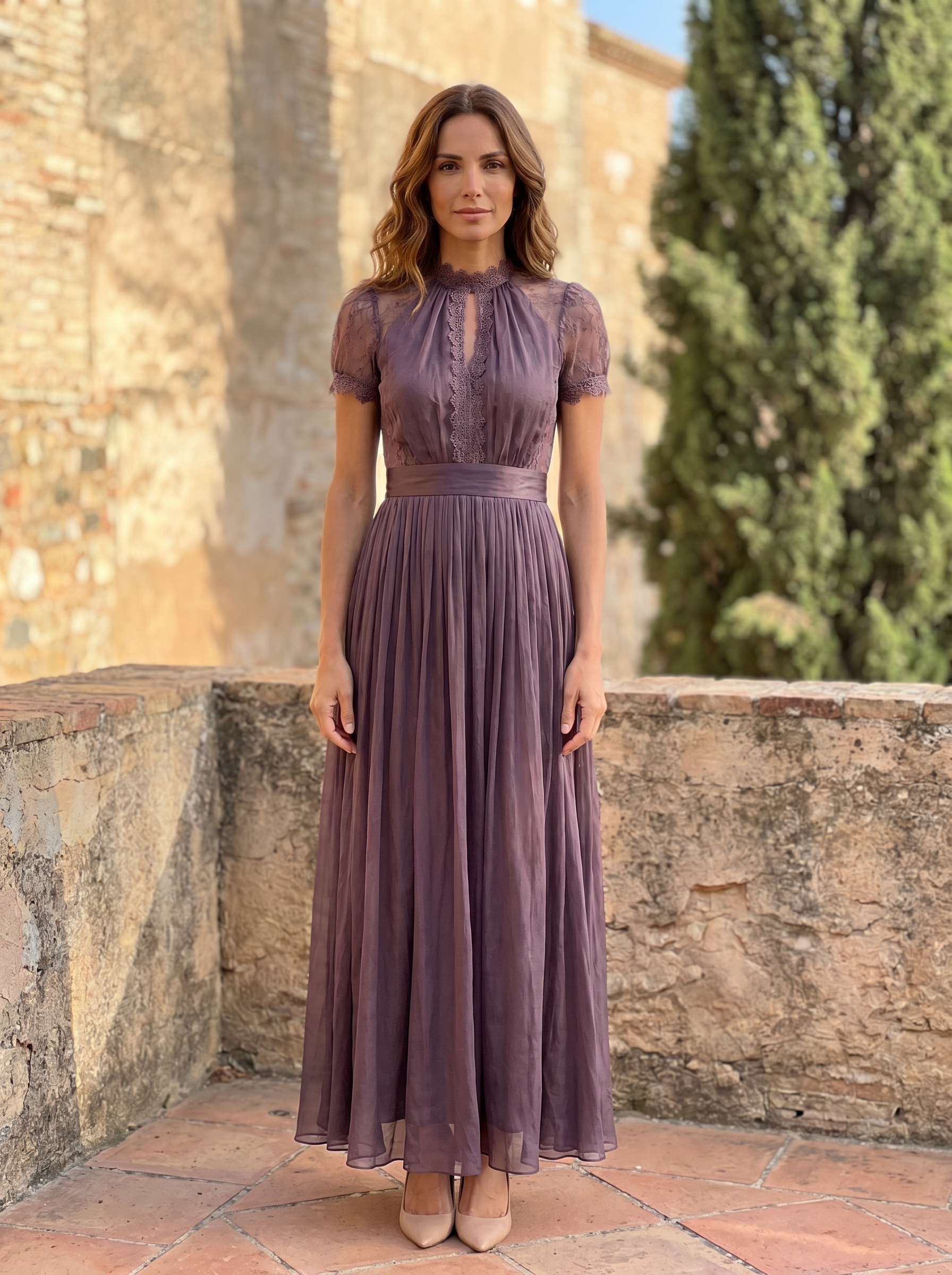Flavia | Vestito lungo viola con scollatura a chiave, bordo in pizzo di chiffon