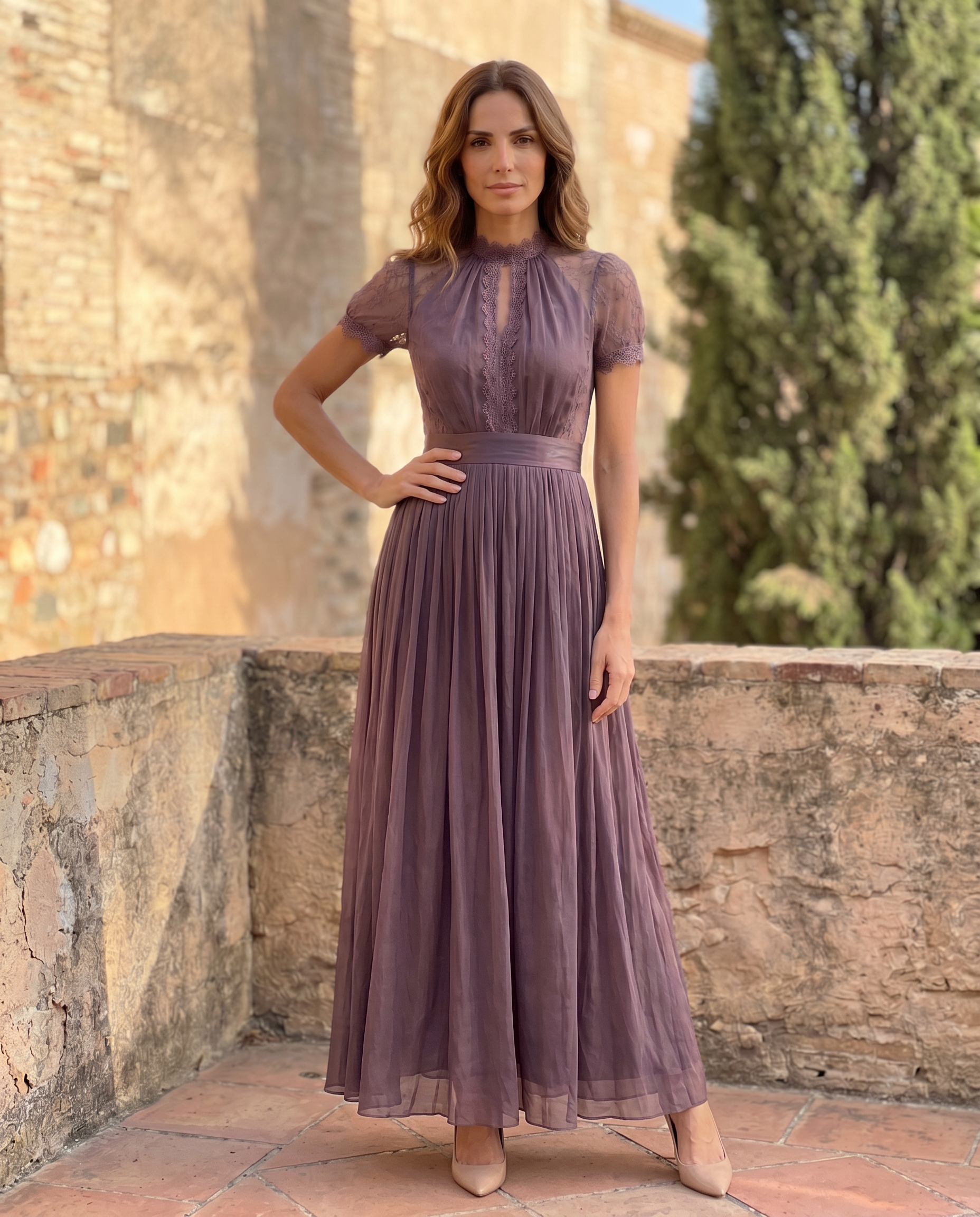 Flavia | Vestito lungo viola con scollatura a chiave, bordo in pizzo di chiffon